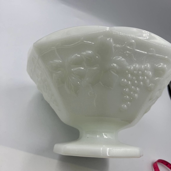 Vintage White Milk Glass Grapes Leaves Serving Decorative Pedestal Bowl - Picture 2 of 8